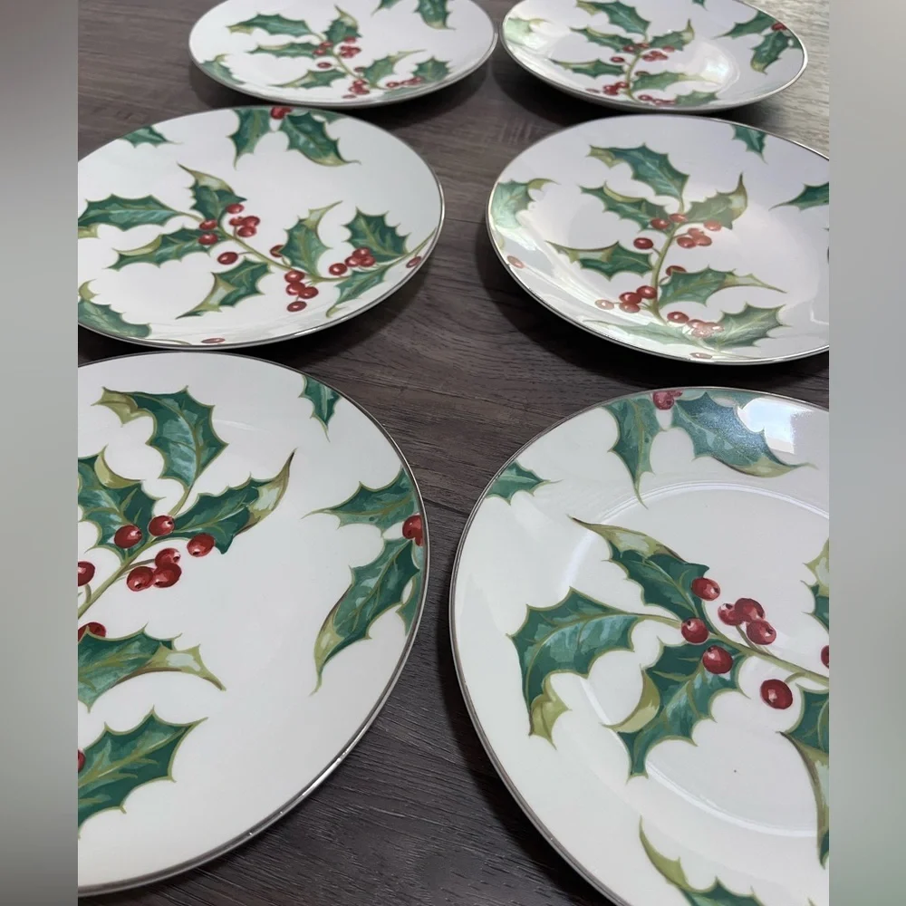 Restoration Hardware Set of 6 Lunch Plates EUC Christmas Holly Berry Desserts
